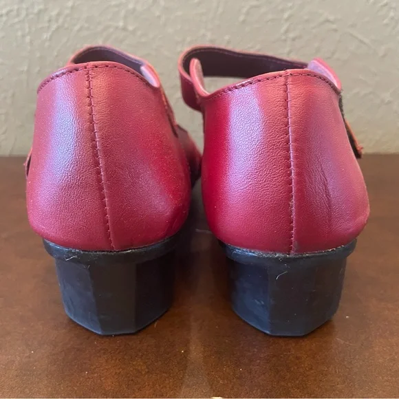 Cute red Mary Janes, size 8 - Picture 4 of 5